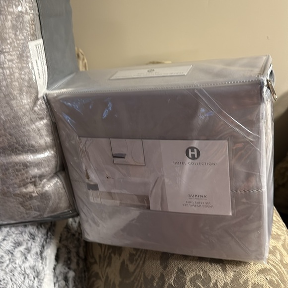 2-PC SIZE KING HOTEL COLLECTION COMFORTER & SHEET SET. - Picture 3 of 10